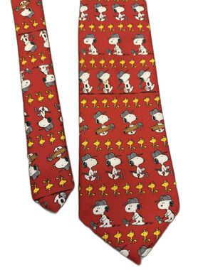 Snoopy & Woodstock Men's Novelty Necktie: Snoopy Playing Golf Red
